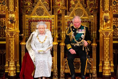 raja atau ratu dengan parlemen dan rakyat di Inggris